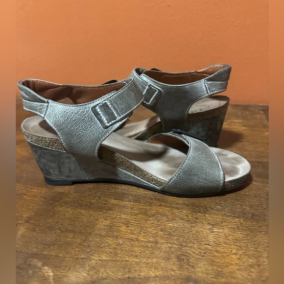 Taos Buckle Up Wedge Sandal EU 39 Olive Green Stone Leather - Picture 4 of 12